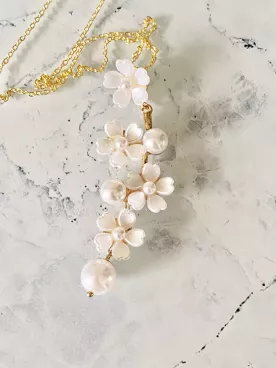 Collier Mariée Jardin d’Aurore – Fleurs Nacrées et Perles Suspendues