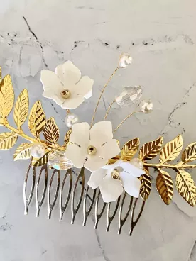 Harmonie – Peigne de mariée doré, fleurs et perles nacrées
