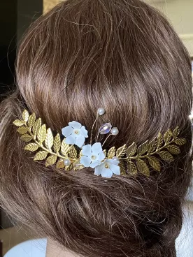 Harmonie – Peigne de mariée doré, fleurs et perles nacrées