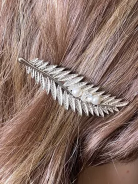 Nami – Pince mariée feuillage argenté, cristal et perles nacrées Swarovski