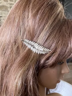 Nami – Pince mariée feuillage argenté, cristal et perles nacrées Swarovski