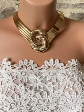 Collier Spirale  ras du cou doré design  – bijou mariée ou soirée au style contemporain