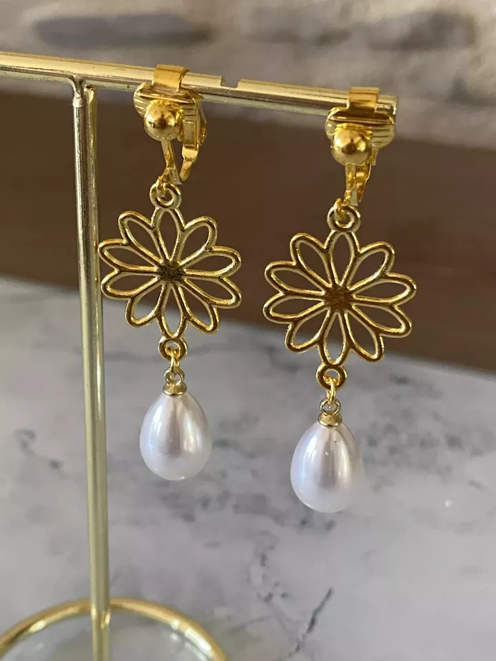 Boucles d’oreilles clips mariée Éléa – Fleurs dorées et gouttes nacrées