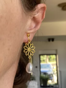 Boucles d’oreilles clips mariée Éléa – Fleurs dorées et gouttes nacrées