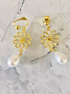 Boucles d’oreilles clips mariée Éléa – Fleurs dorées et gouttes nacrées