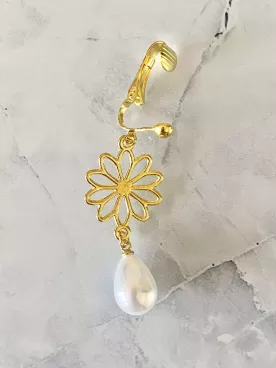 Boucles d’oreilles clips mariée Éléa – Fleurs dorées et gouttes nacrées
