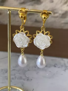 Boucles d’oreilles clips mariée Naëlle – Fleurs nacrées et gouttes nacrées