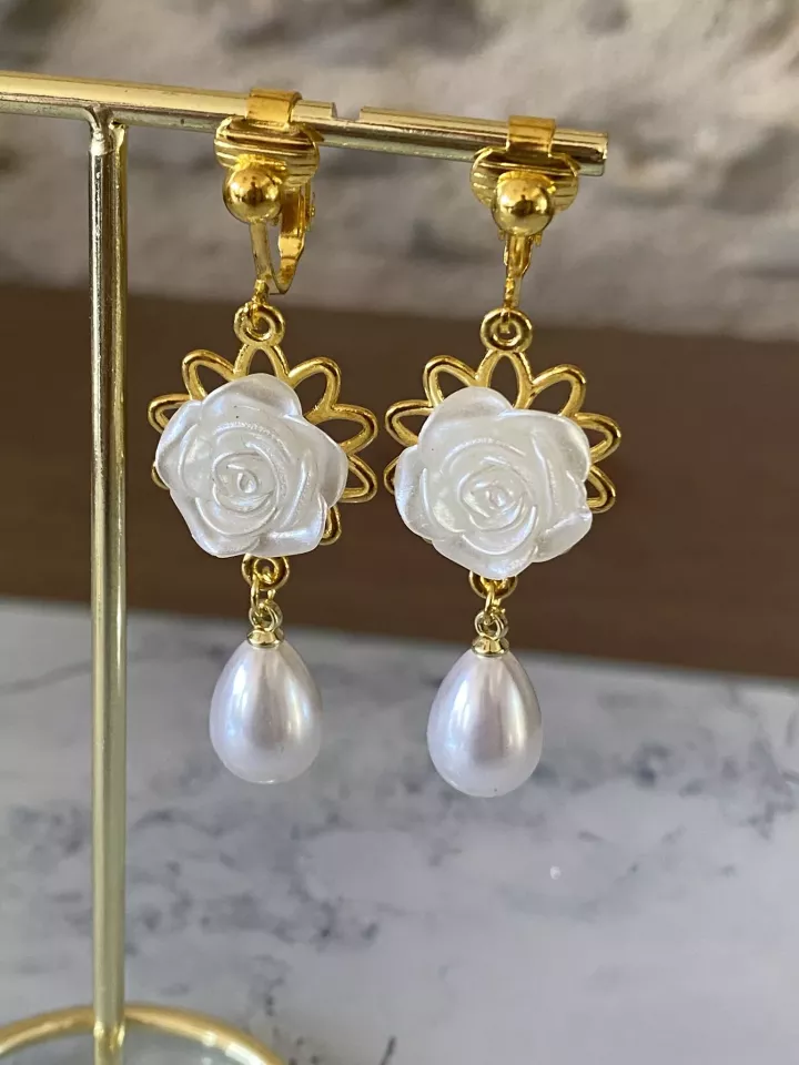 Boucles d’oreilles clips mariée Naëlle – Fleurs nacrées et gouttes nacrées