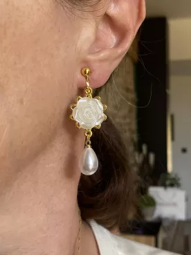 Boucles d’oreilles clips mariée Naëlle – Fleurs nacrées et gouttes nacrées