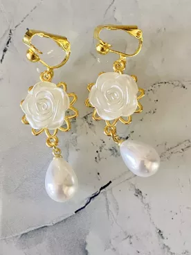 Boucles d’oreilles clips mariée Naëlle – Fleurs nacrées et gouttes nacrées