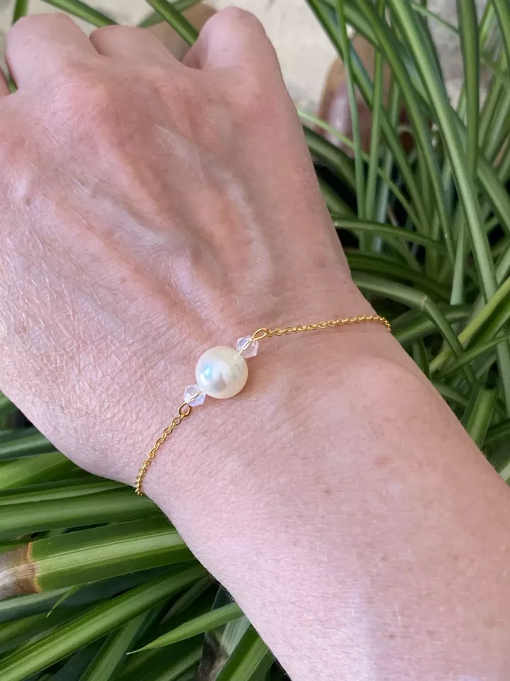 Bracelet de mariée Anéa – Perle nacrée Swarovski et cristaux sur chaîne dorée inoxydable