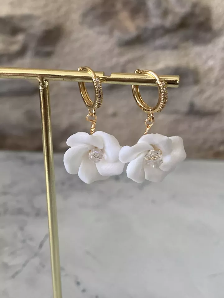 Boucles d’oreilles Althéa – Fleurs en porcelaine froide sur créoles dorées strassées en zirconium