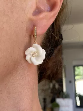 Boucles d’oreilles Althéa – Fleurs en porcelaine froide sur créoles dorées strassées en zirconium