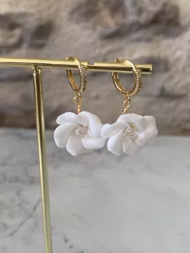 Boucles d’oreilles Althéa – Fleurs en porcelaine froide sur créoles dorées strassées en zirconium