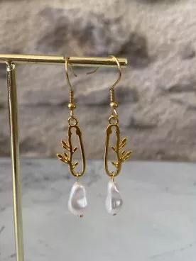 Boucles d’oreilles Auréline – Feuillage doré à l’or fin 24K & goutte nacrée Swarovski