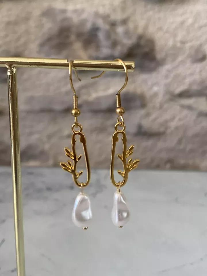 Boucles d’oreilles Auréline – Feuillage doré à l’or fin 24K & goutte nacrée Swarovski