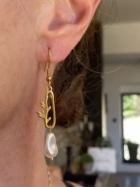 Boucles d’oreilles Auréline – Feuillage doré à l’or fin 24K & goutte nacrée Swarovski
