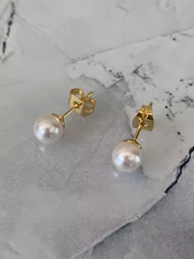 Boucles d’oreilles Élisea – Puces dorées à l’or fin 24K & perles nacrées Swarovski