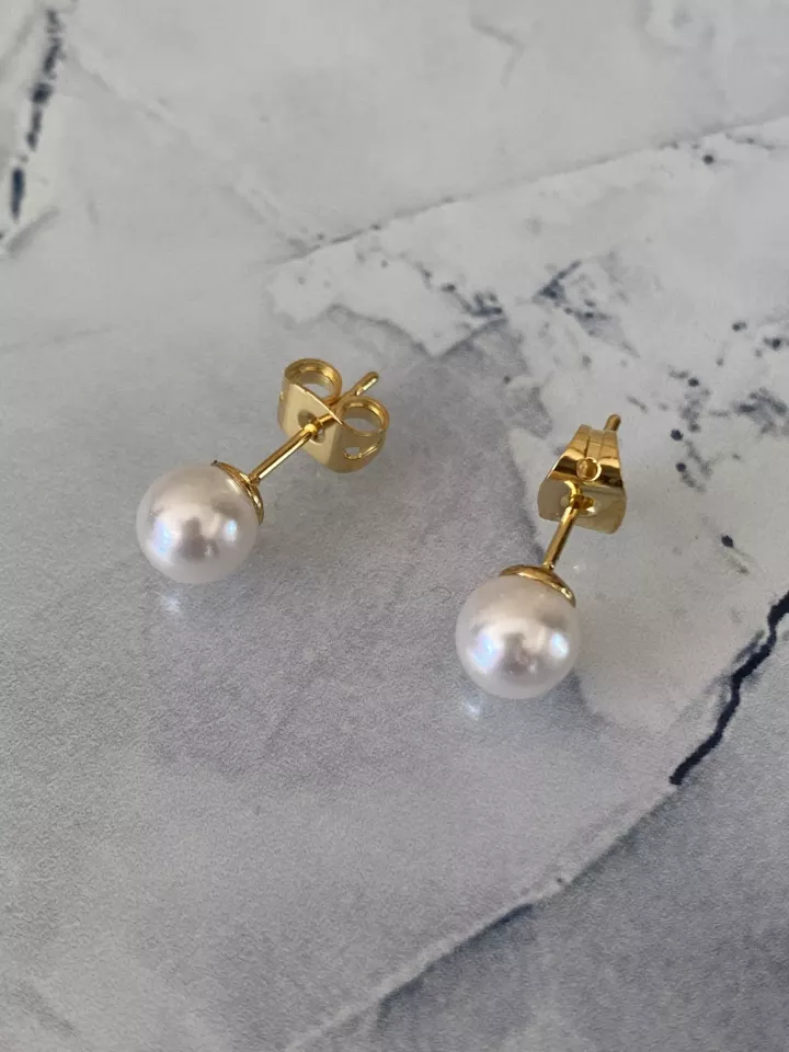 Boucles d’oreilles Élisea – Puces dorées à l’or fin 24K & perles nacrées Swarovski