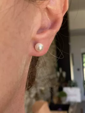 Boucles d’oreilles Élisea – Puces dorées à l’or fin 24K & perles nacrées Swarovski