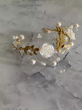 Bracelet de mariée Églantine – Fleurs nacrées, feuillage doré & perles délicates