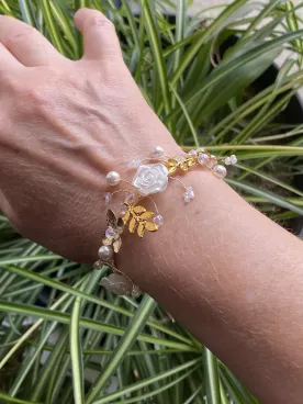 Bracelet de mariée Églantine – Fleurs nacrées, feuillage doré & perles délicates