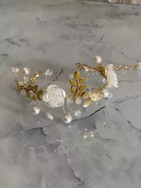 Bracelet de mariée Églantine – Fleurs nacrées, feuillage doré & perles délicates