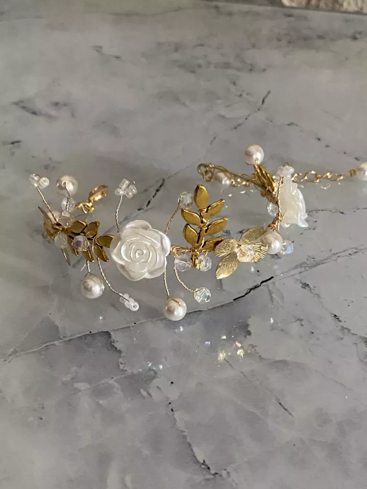 Bracelet de mariée Églantine – Fleurs nacrées, feuillage doré & perles délicates