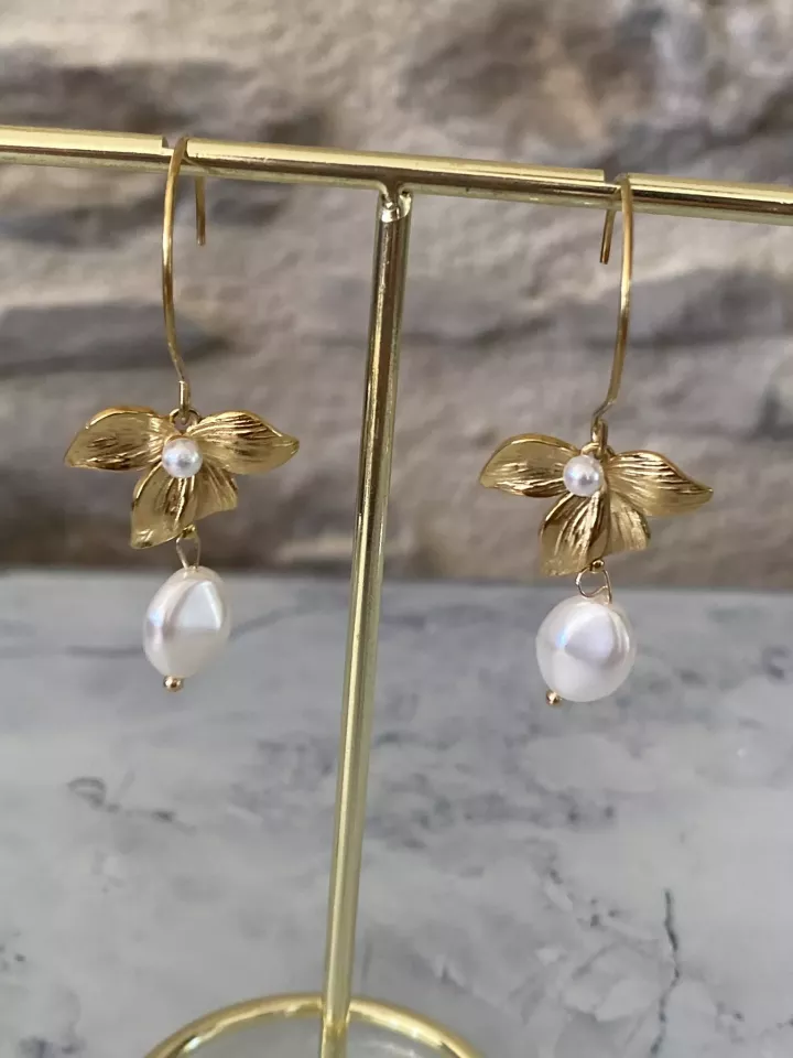 Boucles d’oreilles mariée Ysoria – Fleur dorée et perle nacrée baroque