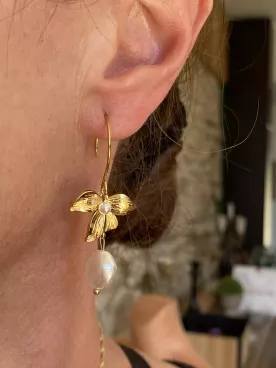 Boucles d’oreilles mariée Ysoria – Fleur dorée et perle nacrée baroque