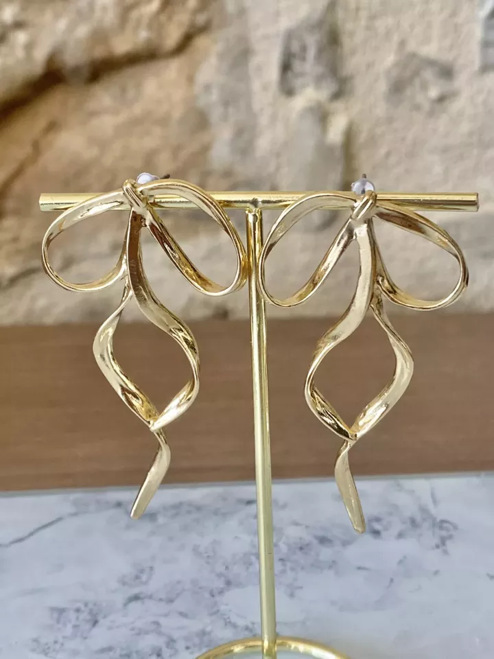 Boucles d’oreilles oversize Ondine – Nœud doré & boucle torsadée tendance