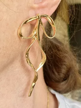 Boucles d’oreilles oversize Ondine – Nœud doré & boucle torsadée tendance