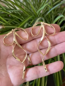 Boucles d’oreilles oversize Ondine – Nœud doré & boucle torsadée tendance