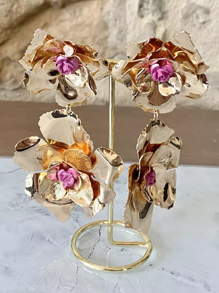 Boucles d’oreilles XXL Calista – Fleurs dorées & fuchsia oversize