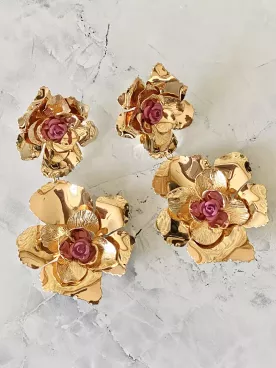 Boucles d’oreilles XXL Calista – Fleurs dorées & fuchsia oversize