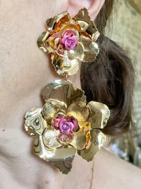 Boucles d’oreilles XXL Calista – Fleurs dorées & fuchsia oversize