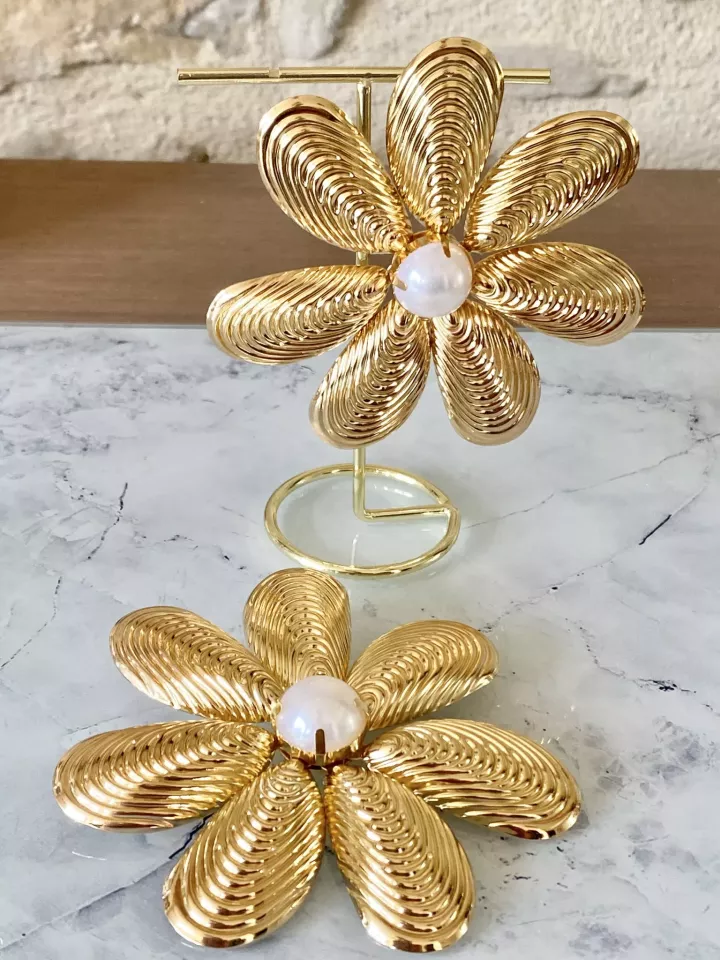 Boucles d’oreilles XXL Solandra – Grandes fleurs dorées avec cœur nacré
