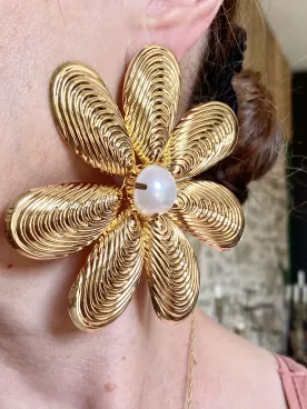 Boucles d’oreilles XXL Solandra – Grandes fleurs dorées avec cœur nacré