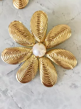 Boucles d’oreilles XXL Solandra – Grandes fleurs dorées avec cœur nacré