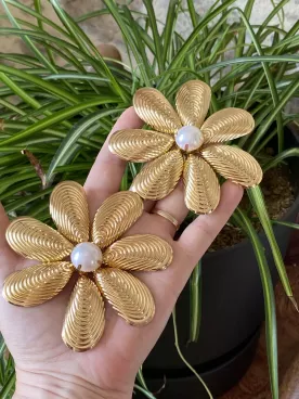 Boucles d’oreilles XXL Solandra – Grandes fleurs dorées avec cœur nacré