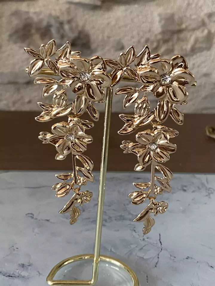 Boucles d’oreilles XXL Florésia – Bouquet de fleurs dorées tombantes & style couture