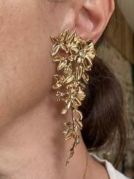Boucles d’oreilles XXL Florésia – Bouquet de fleurs dorées tombantes & style couture
