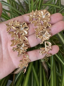 Boucles d’oreilles XXL Florésia – Bouquet de fleurs dorées tombantes & style couture