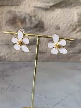 Boucles d’oreilles Fleur de Neige – Élégance florale blanche et pureté délicate