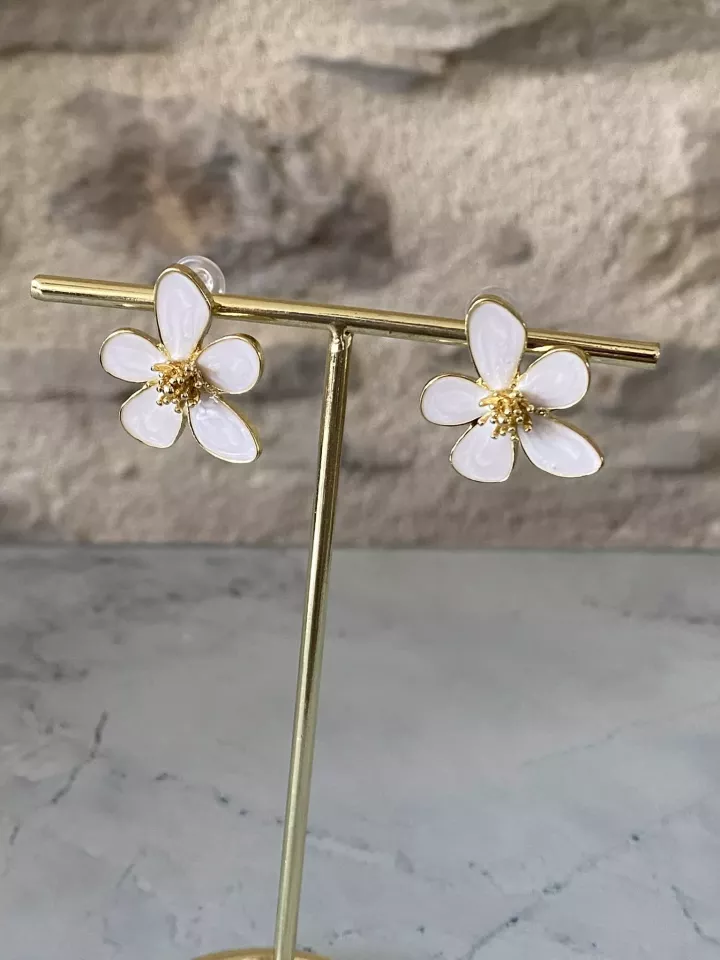 Boucles d’oreilles Fleur de Neige – Élégance florale blanche et pureté délicate