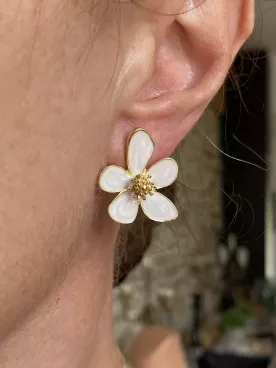 Boucles d’oreilles Fleur de Neige – Élégance florale blanche et pureté délicate