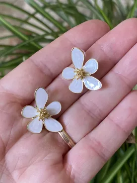 Boucles d’oreilles Fleur de Neige – Élégance florale blanche et pureté délicate