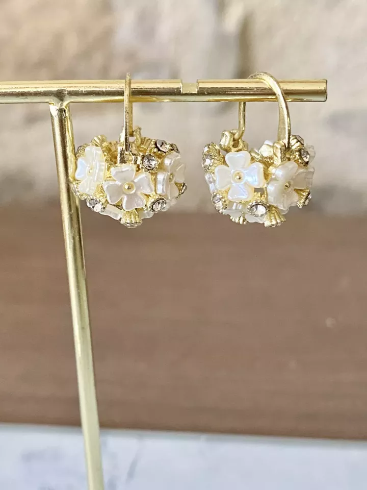Boucles d’oreilles Bouquet Nacré – Douceur florale et éclat nacré