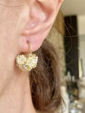 Boucles d’oreilles Bouquet Nacré – Douceur florale et éclat nacré