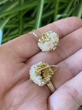 Boucles d’oreilles Bouquet Nacré – Douceur florale et éclat nacré